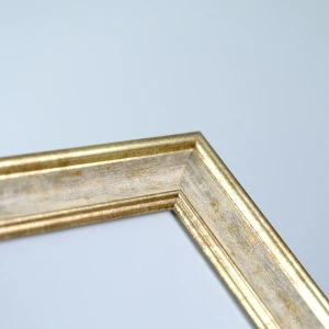 Beyaz Eskitme Altın Kenar Detaylı Fotoğraf Çerçevesi – 15x21 cm