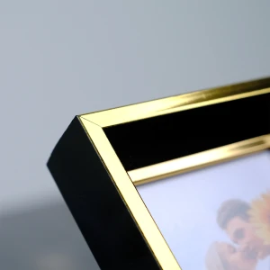 Siyah Altın Kenar Detaylı Fotoğraf Çerçevesi – 30x40 cm
